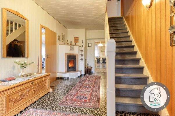 Wärme und Ruhe: Der Flur mit Kamin als Ankerpunkt