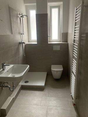 Duschkabine wird installiert