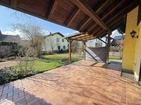 großzügige geschützte Terrasse
