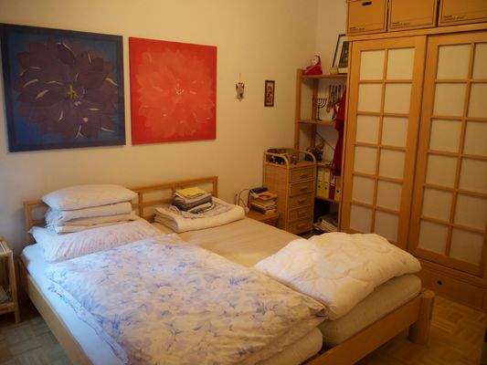 Schlafzimmer mit Vollholzmöbeln