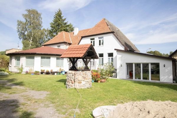 Hofseite mit Blick auf den Pavillon