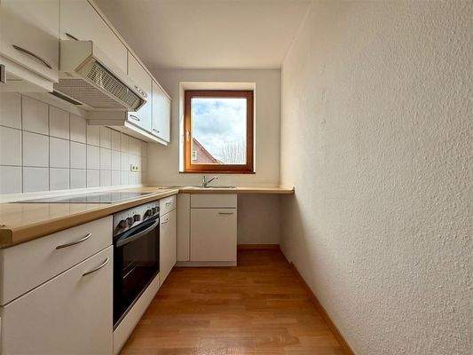 Küche mit Fenster und EBK