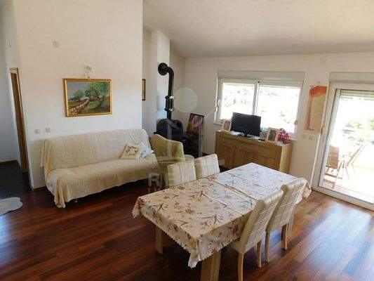 Ein Kaminofen ziert den attraktiven Wohnbereich