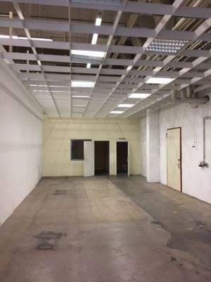 Halle innen mit Hochregalen