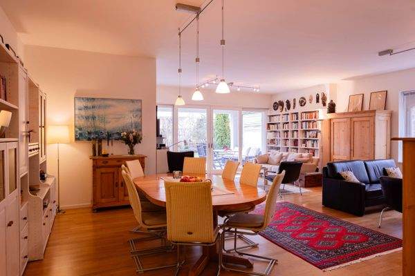 Wohnbereich mit großem Esstisch 