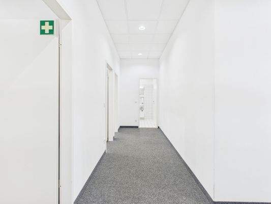 Flur in Richtung Sanitärbereiche