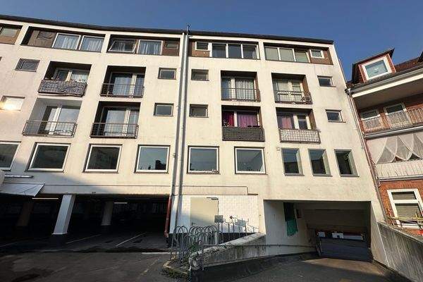 Rückfront mit Zufahrt und Parkgeschoss