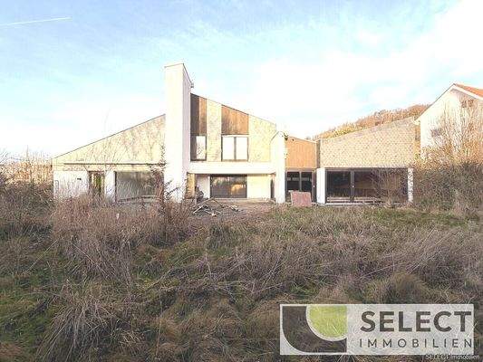 Seitenansicht mit Schwimmhalle