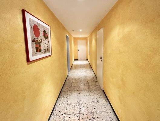 Flur Sockelgeschoss - Eingangsbereich zu den Appartements