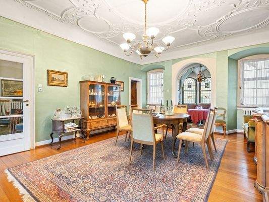 Großes Wohnzimmer mit Stuckdecke