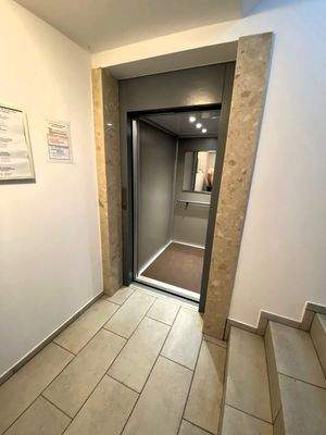 Moderner Fahrstuhl.jpg