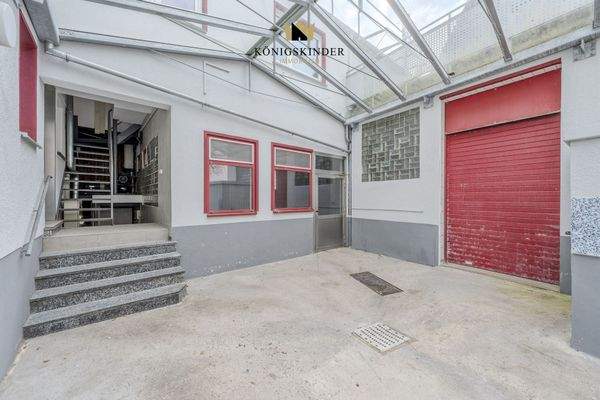 überdachte Hofeinfahrt