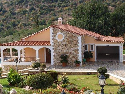 3 Luxusvillen mit Pool in Douliana