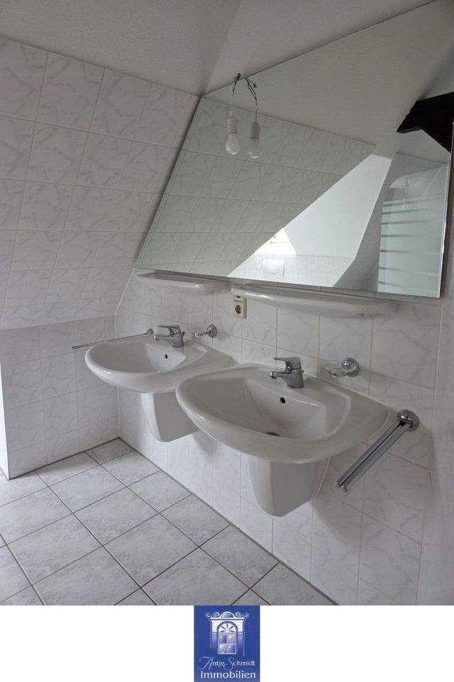 Traumhafte Dachgeschosswohnung in stilvoller Stadtvilla mit herrlichem Fernblick! - Foto 1