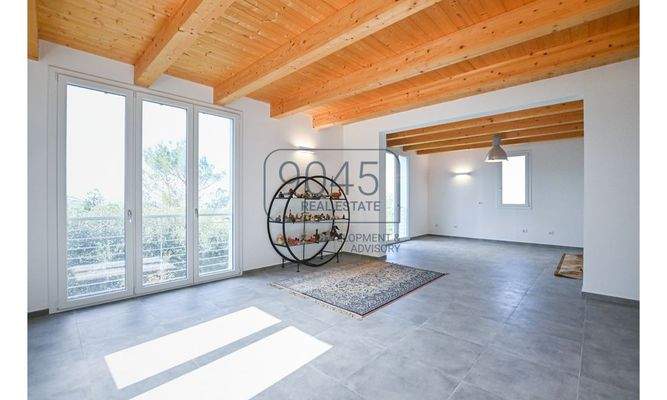 Zeitgemäße Landvilla in nachhaltiger Holzbauweise mit Panoramablick bei Potenza Picena