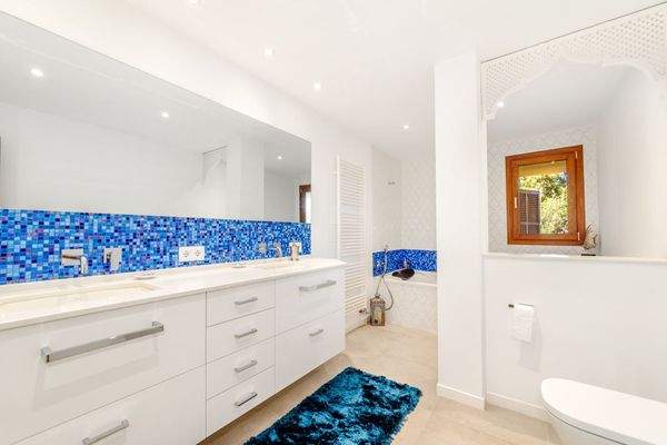 Eines von 5 Badezimmern