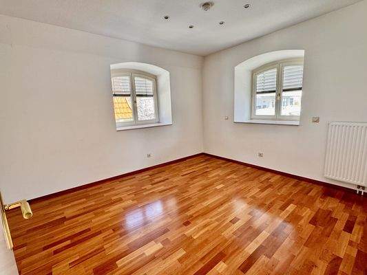 Schlafzimmer mit Parkettboden