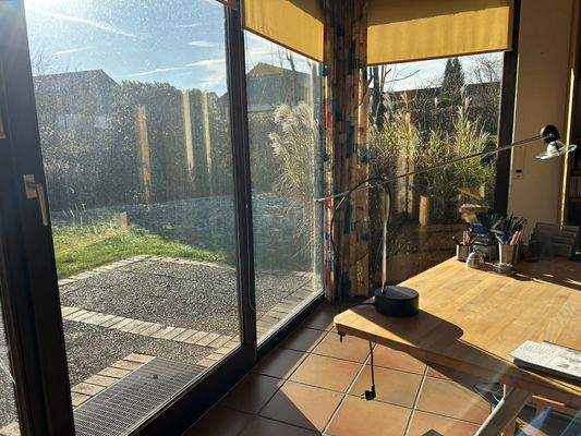 Einlieger mit großen Fenstern