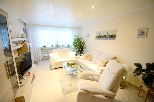 Wohn-/Esszimmer mit Balkonzugang