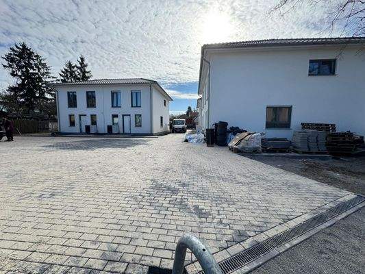 Vorplatz mit Stellflächen 