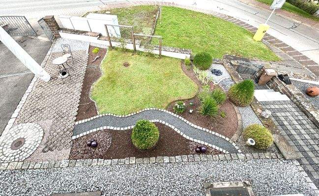 Blick von oben auf den Garten 