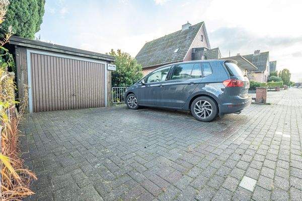 Garage und Parkplatz