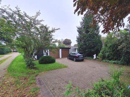 Rückwärtige Grundstückszufahrt zu den Garagen