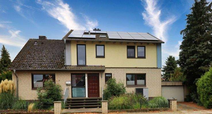 Außenansicht mit Garage 