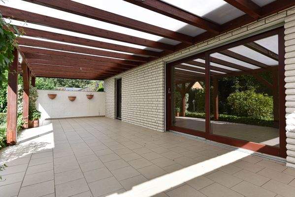 vollständig überdacht und gefliest