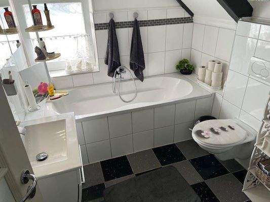 Vollbad, WC, Dusche, Fenster