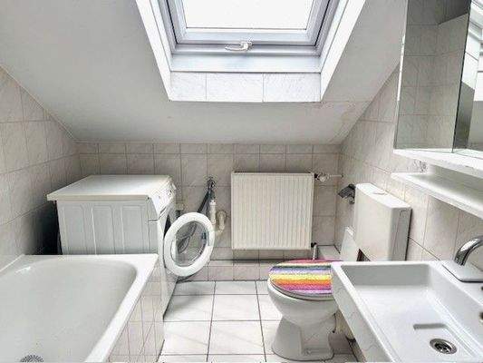 Das Bad mit Dusche, Wanne und Wa-Maschinen-Platz im OG