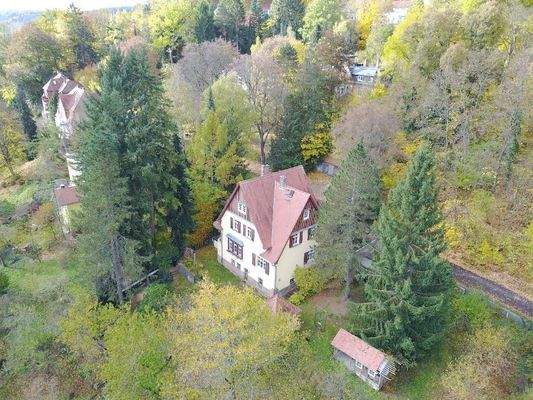  Versteckt vor dem Haus ein PAVILLON