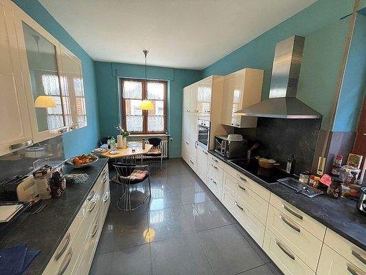 moderne und helle Küche im OG 