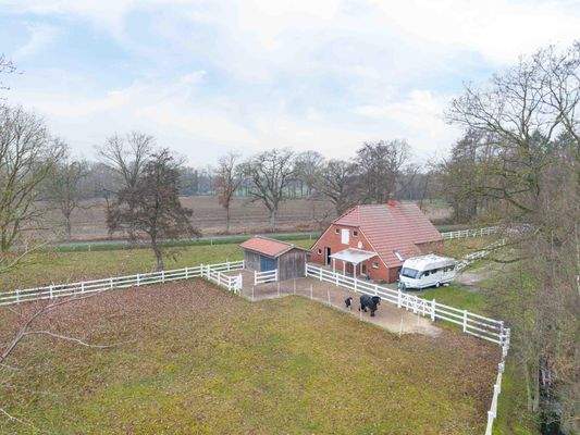 Die Rückansicht mit Blick auf den Offenstall