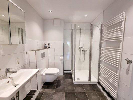 Saniertes Bad mit Dusche...