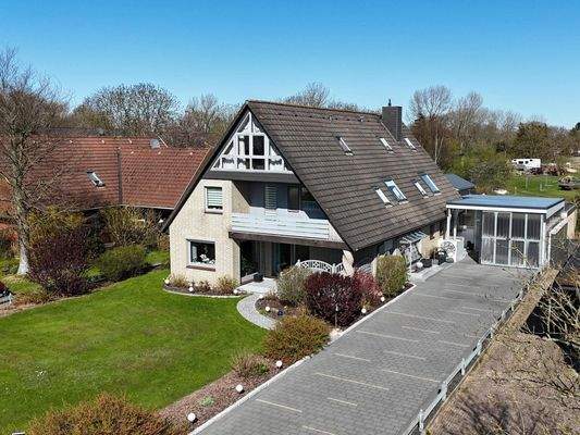 Lange Auffahrt zum Haus mit Platz für einen großen Fuhrpark