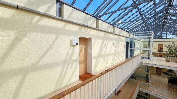 Eingangsbereich zur Wohnung und Blick zum Aufzug