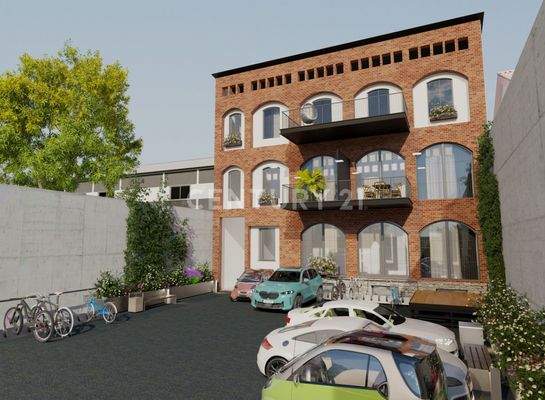 Große Balkone und Terrassen im geschützten Innenhofe.