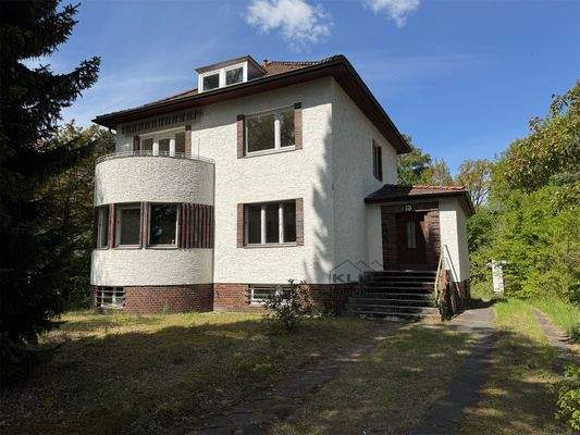 Frontansicht mit Auffahrt