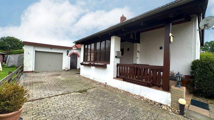 Hauseingang Überdachung und Garage