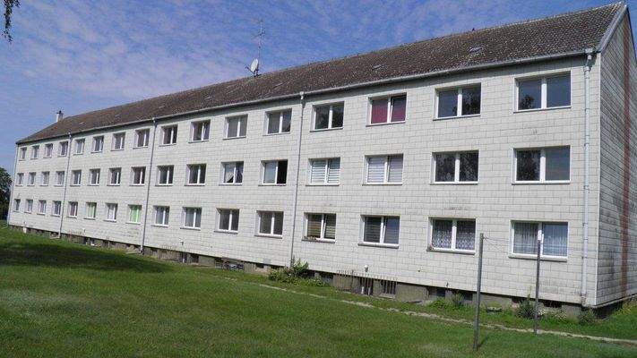 Gebäudeansicht mit Erholungsfläche, Südseite