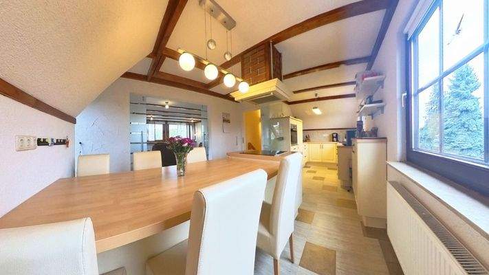 Offene Küche mit Kochinsel und Essbereich – ideal für Familie und Gäste