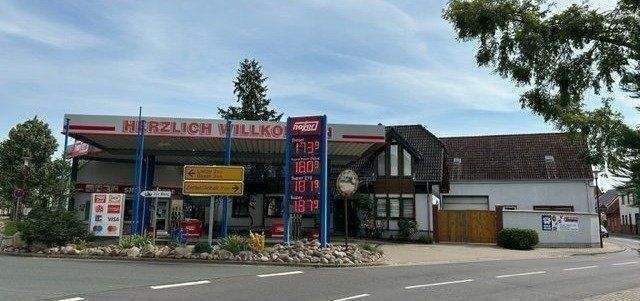 Gesamtansicht Haus mit Tankstelle