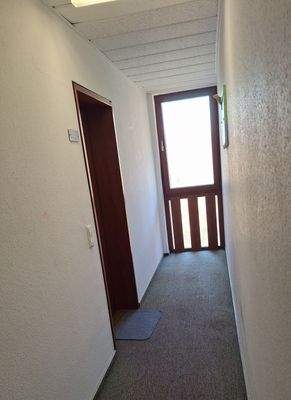 3 Flur zur Wohnung.jpg