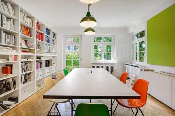 Lichtdurchflutetes Zimmer.