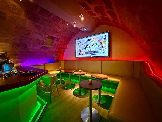 Bar - Sitzbereich mit TV