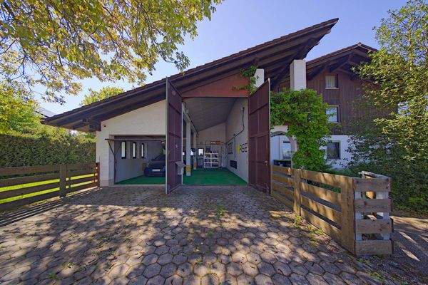 Hausansicht und Garagen