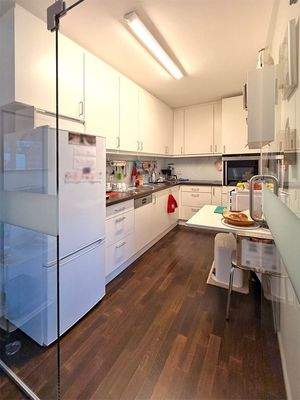 Einbauküche mit Glasabtrennung