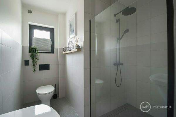 KI- Beispielbild nach Sanierung - Badezimmer