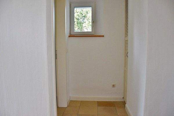 Zwischenflur mit Einbauschrank und Zugang zum Gäste-WC